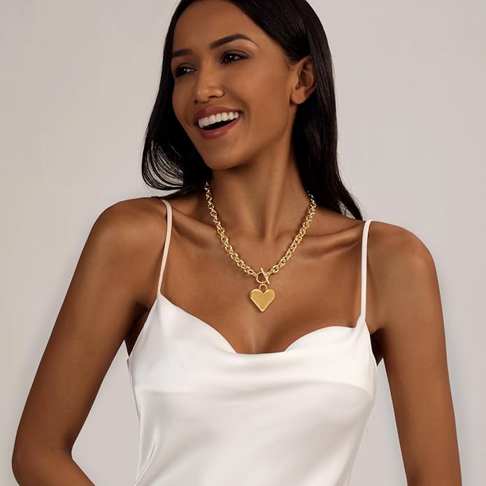 Cute Heart Necklace Dainty 18k Gold Plated Tiny Heart Pendant Choker Necklaces Small Gold Love Open Heart Chain Necklace for Women Simple Gold Necklace for Women Trendy Jewelry
