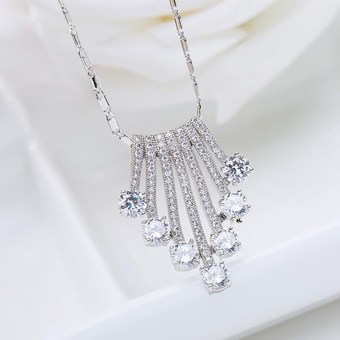 Fan-Shaped Moissanite Pendant Necklace for Women, 14K Gold Clavicle Chain, Fashion-Forward Present for Her