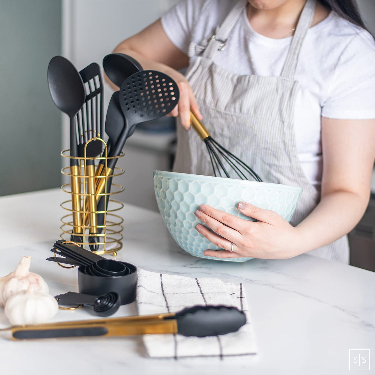 Black and Gold Kitchen Utensils Set with Stainless Steel Holder – 18-Piece Nylon Cooking Utensils with Measuring Cups and Spoons – Stylish Gold Kitchen Accessories for Baking and Cooking