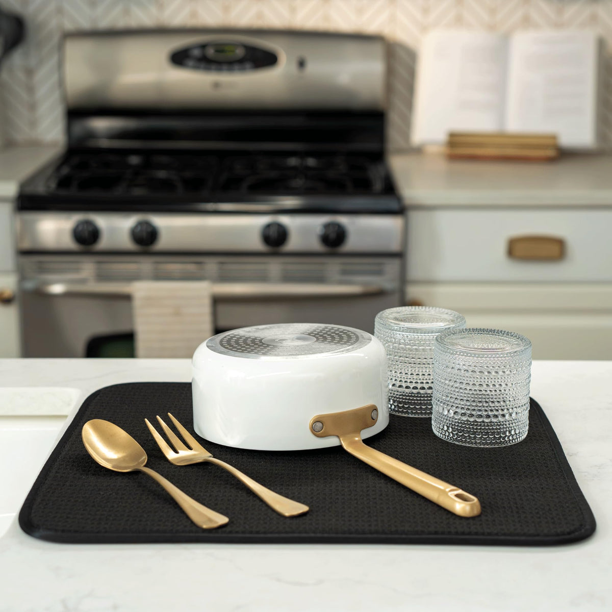 S&T INC. Dish Drying Mat, 16” x 18”, Absorbent Microfiber Kitchen Counter Mat, Dish Drying Pad for Dishes, Utensils, Pots and Pans, Large, Black