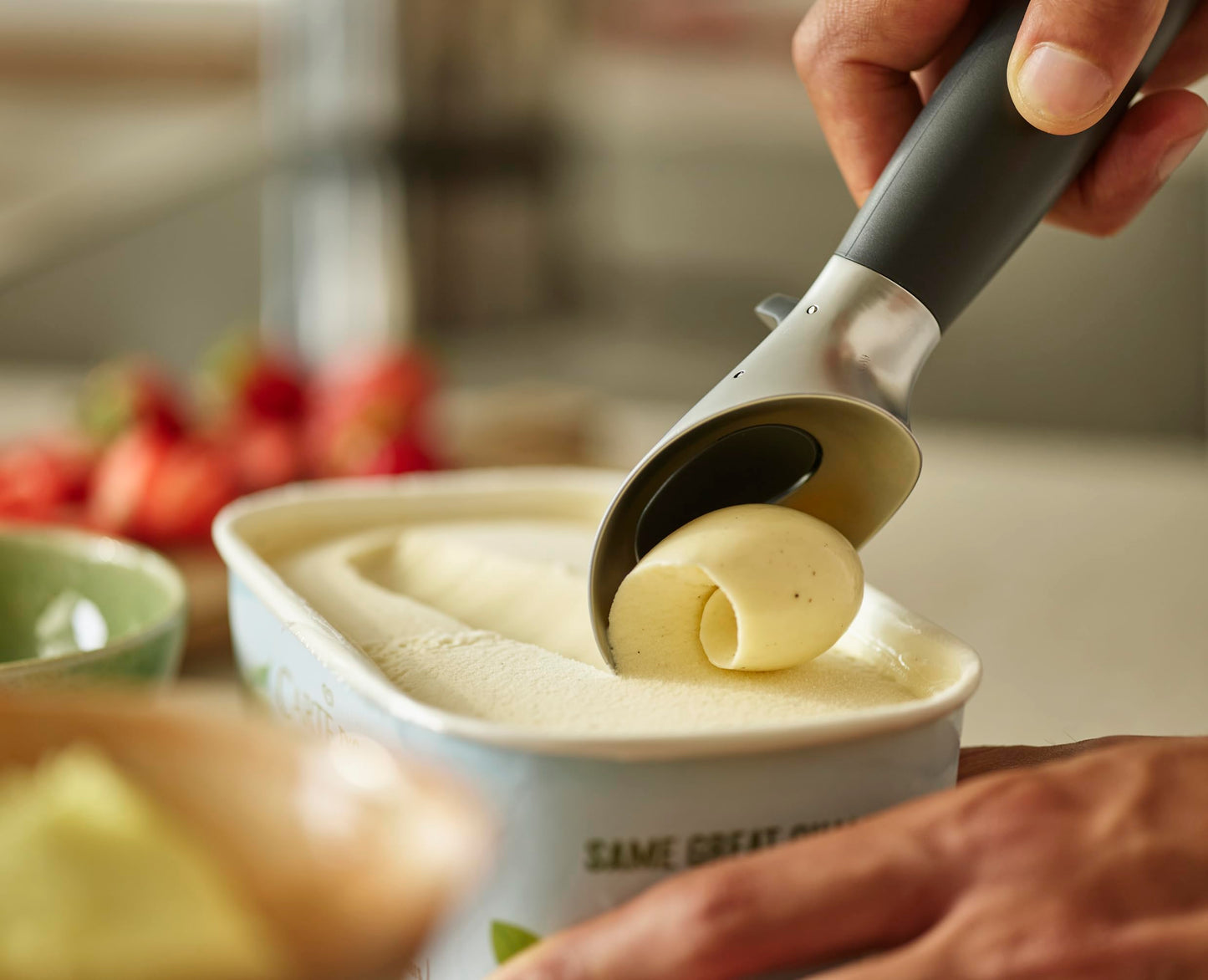 Joseph Joseph Elevate Ice Cream scoop with easy trigger release and intergrated tool rest improves hygiene, Non slip handle