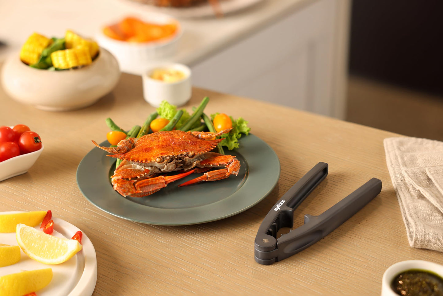 Zyliss Seafood Cracker for Lobster, Crab & Nuts, Heavy-Duty Shellfish Cracker with Ridged Teeth & Ergonomic Handles, Durable Nutcracker, Dishwasher Safe