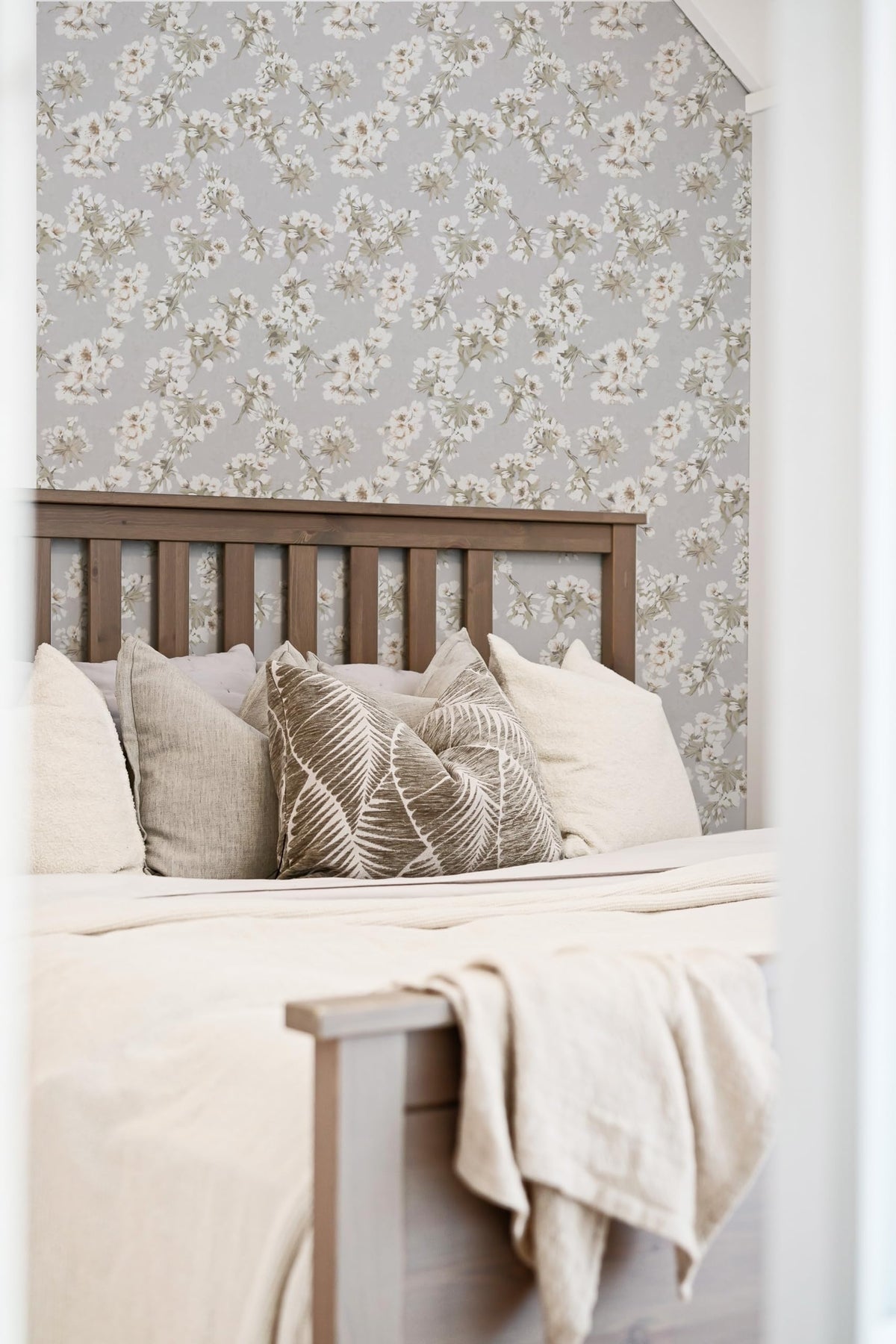 LUKUUI 17.3" x 393.7" Floral Peel and Stick Wallpaper Self Adhesive Wallpaper for Bedroom Cabinets and Kitchen Countertop Thicken